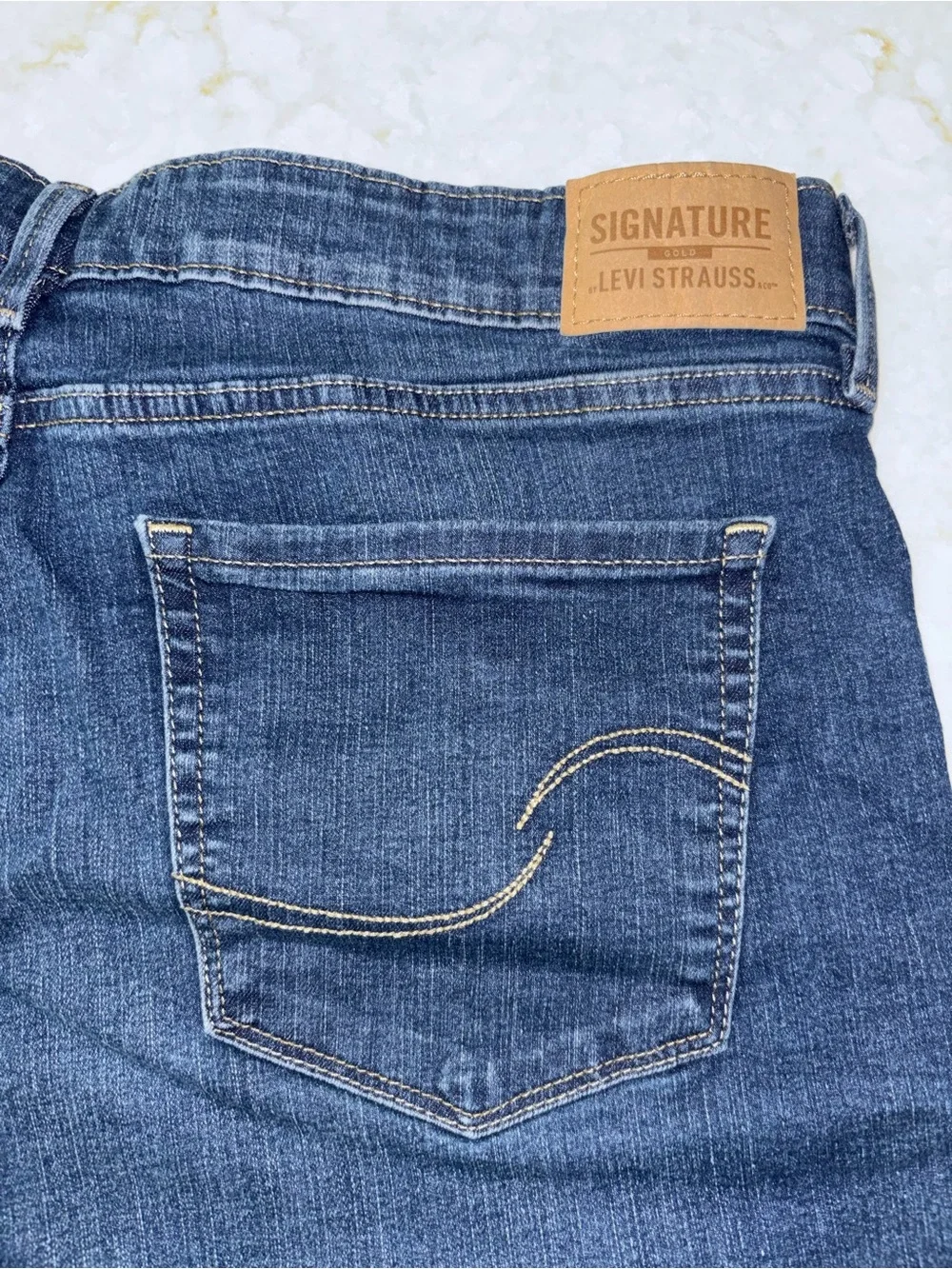 Signature by Levi Strauss Rolled Hem Jean Shorts 4” - size 16 - W33 - Picture 4 of 5